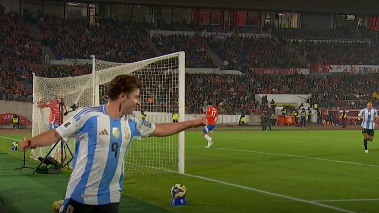 Argentina encontró espacios y Julián Álvarez batió con una sutil definición a Brayan Cortés