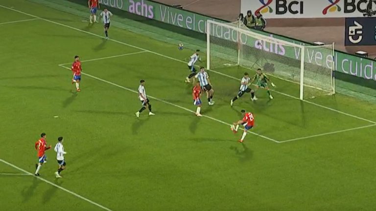 ¡Increíble lo que perdió Cepeda! El jugador de Colo Colo falló la más clara de Chile ante Argentina