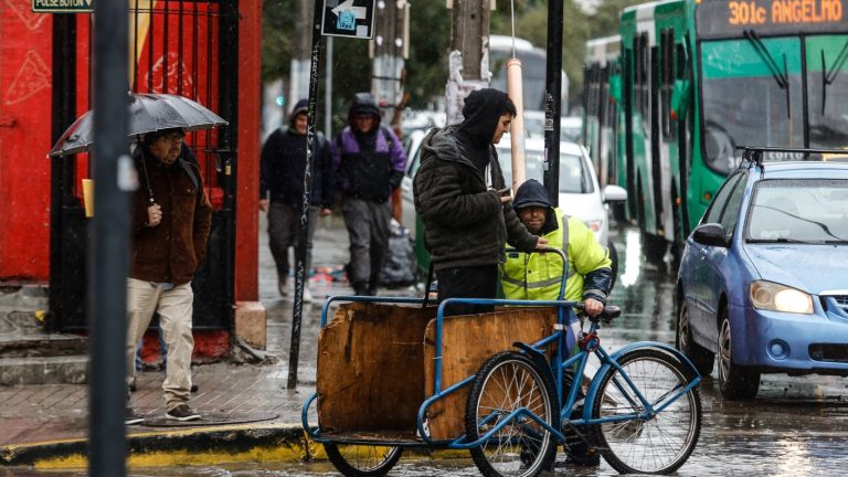 Alerta para Santiago: “Tren” de frentes con cuatro días de lluvia y ráfagas de viento