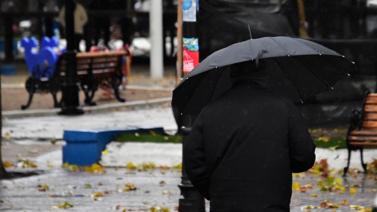 Lluvia y fuerte viento: Así sería el “tren de frentes” que tiene en alerta a la Región Metropolitana