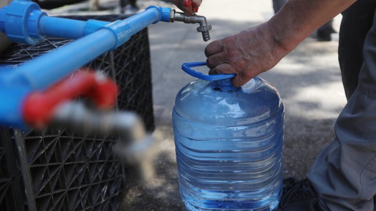 Aguas Andinas informa masivo corte de suministro en seis comunas de la RM la próxima semana