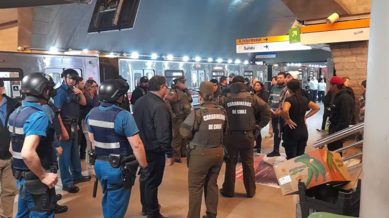 Las nuevas y estrictas medidas de Metro de Santiago para combatir el comercio ilegal