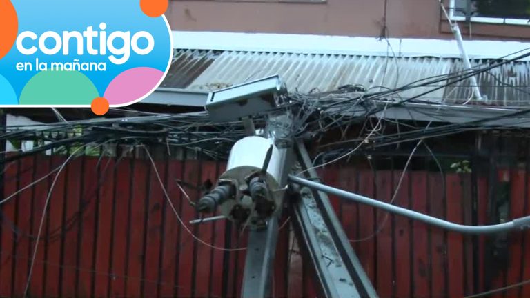 Mujer fue electrocutada tras caída de poste en La Florida: Portón de su casa quedó electrificado