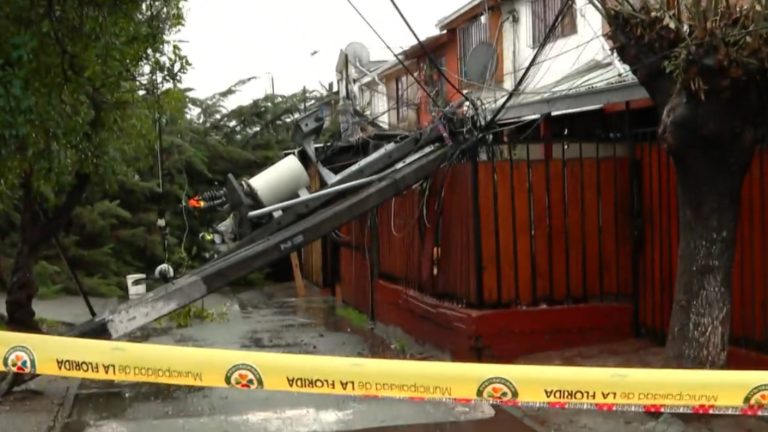Conmoción en La Florida: Poste cae sobre una casa y electrocuta a una mujer