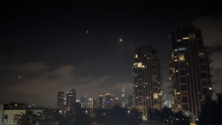 “Me interrogaron 10 minutos y revisaron el celular”: El relato de los chilenos en medio de la guerra en Irán