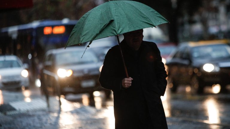 Dirección Meteorológica emite aviso por precipitaciones en cinco regiones del sur del país