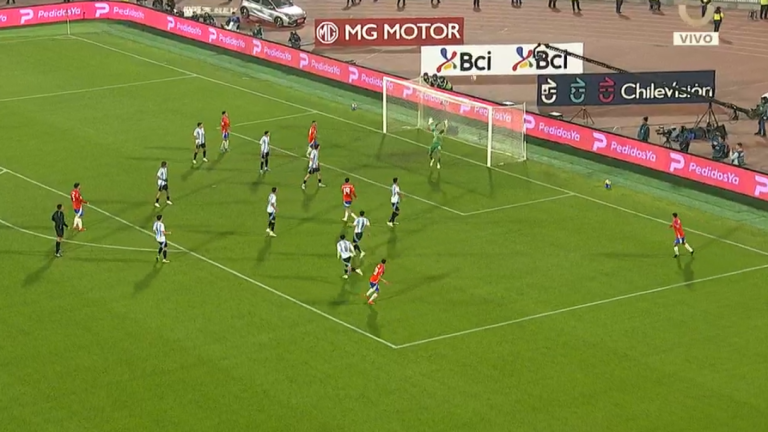 ¡Tiembla el Dibu Martínez! Lucas Cepeda hizo temblar el travesaño en la ocasión más clara de Chile ante Argentina