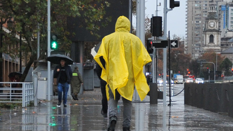 “Es preocupante”: Anuncian lluvia y fuertes vientos para esta semana en la zona central
