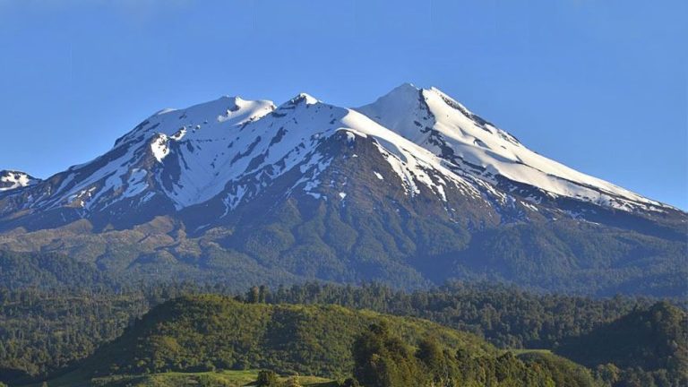 Hombre murió mientras descendía del volcán Calbuco: Equipos trabajan en recuperar su cuerpo