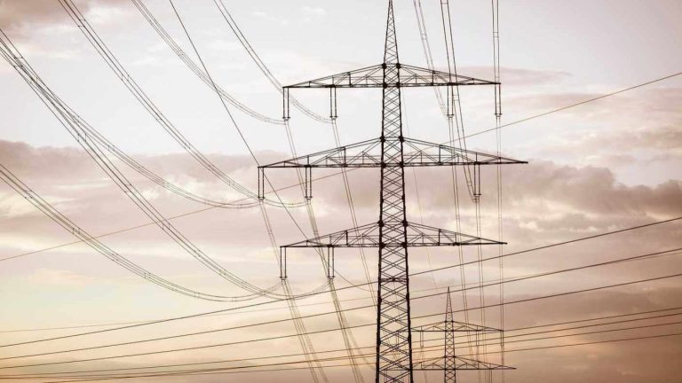 Enel confirma cortes de luz en Santiago y otras 4 comunas de la RM para este lunes 9 de junio