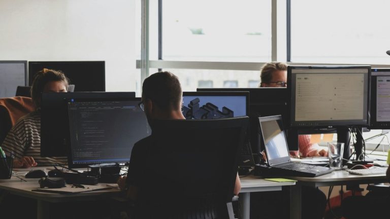 Empresa tecnológica ofrece 150 empleos con sueldos de hasta $5 millones: Revisa requisitos y cómo postular