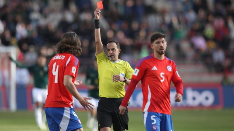 Francisco Sierralta pidió perdón tras ser expulsado ante Bolivia: “Me duele el alma”