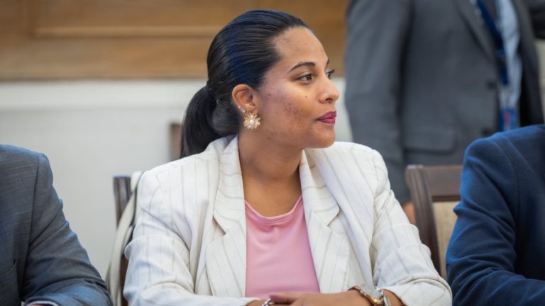 Preocupación por delegada presidencial de Arica: Fue internada de urgencia tras dar a luz a su hija