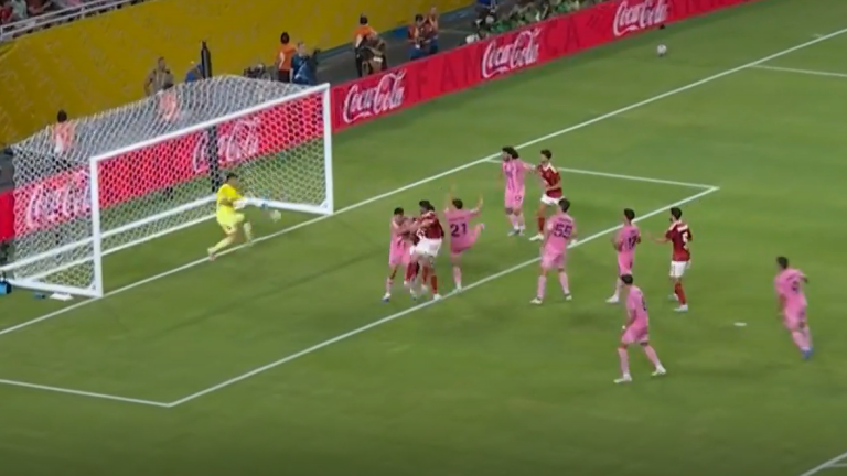 ¡Reflejos felinos! Óscar Ustarí estuvo notable para evitar el primer gol del Al Ahly ante el Inter Miami