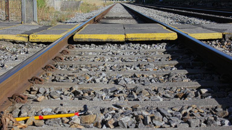 Hallan cadáver con ambas piernas amputadas y trauma craneal en línea férrea de Quillota