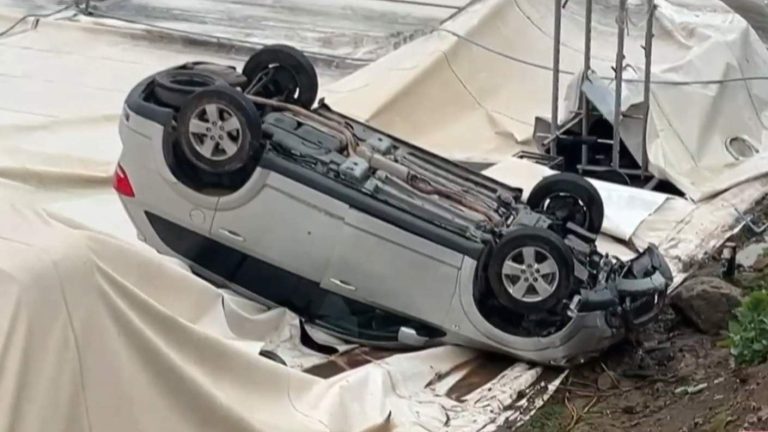VIDEO | Vehículo desbarrancó y cayó sobre domo de la clínica de la Universidad de Los Andes