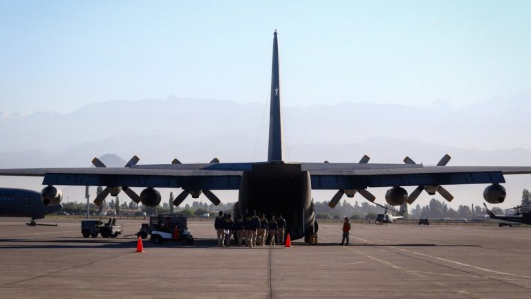 14 chilenos llegaron deportados este viernes desde EEUU: Uno de ellos fue detenido