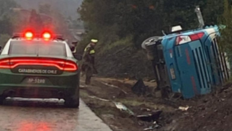 Bus que transportaba a más de 40 pasajeros se volcó en Loncoche camino a Valdivia