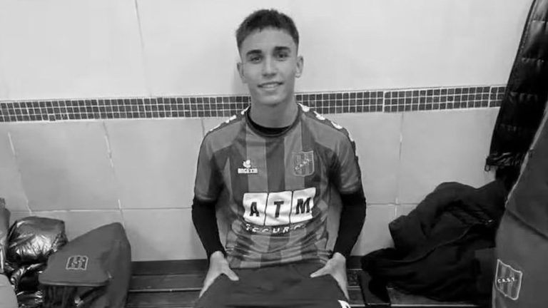 Tenía 18 años: Futbolista murió mientras era operado de la rodilla y genera impacto en Argentina