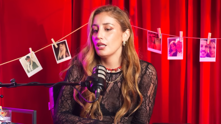 “No junta ni tres palabras”: Daniela Castro en picada contra cantante con el que tuvo una relación