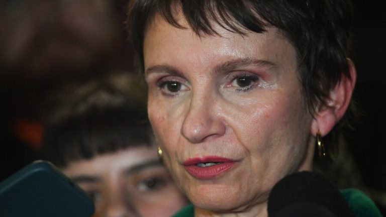 Carolina Tohá anunció que se retira de la “primera línea” tras derrota en primarias