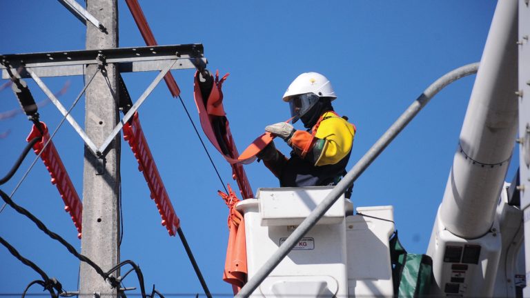 Enel confirma cortes de luz en SIETE comunas de la Región Metropolitana para este martes 24