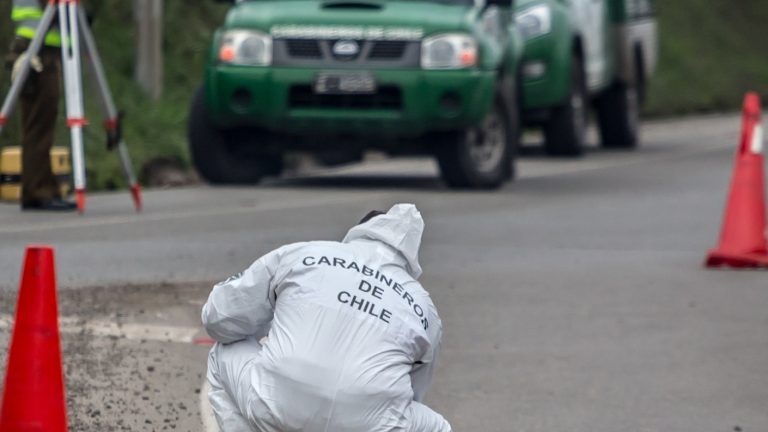 Aumentan a tres las víctimas de fatal accidente en Ruta 5 Norte: Auto chocó con barrera y volcó
