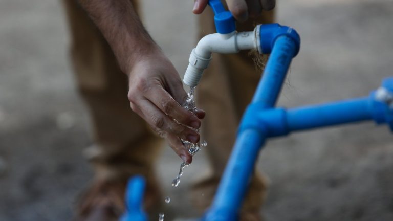 Consulta AQUÍ los puntos de abastecimiento de agua durante masivo corte en la RM