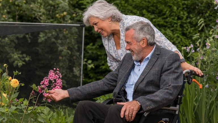 IPS paga bono mensual a cuidadores de personas con discapacidad: Requisitos para recibir el dinero