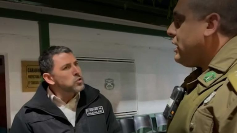 “Esto es un descriterio”: El tenso diálogo entre alcalde de La Florida y Carabineros tras detención de inspector municipal