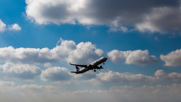 Tragedia en aeropuerto de Italia: Hombre murió succionado por la turbina de un avión