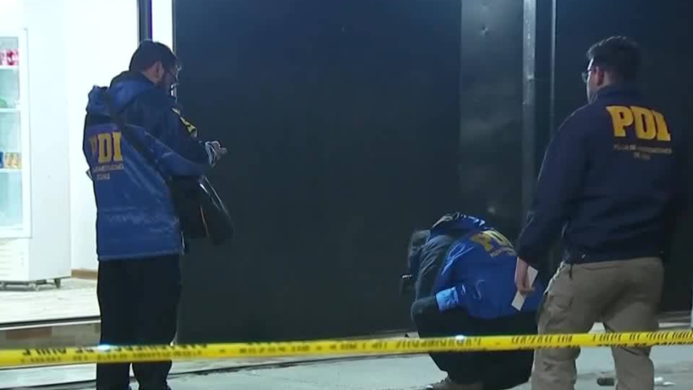 Posible ajuste de cuentas: Mujer quedó en riesgo vital tras ser baleada en minimarket de Recoleta