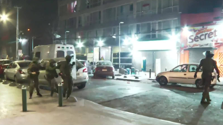 Comerciantes ambulantes atacaron a Carabineros y personal municipal en operativo en Estación Central