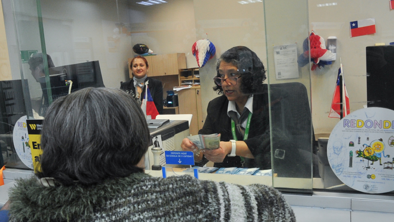 Pensionados recibirán aguinaldo de 25 mil sin postular: Revisa cuáles son los requisitos para obtenerlo