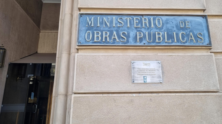 MOP ofrece trabajos con sueldos de hasta $2 millones: Revisa cómo postular