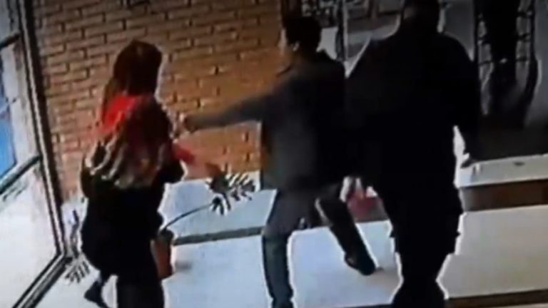 Desalojan a mujer y su pareja que protagonizaron riña con mordedura a conserje y golpes a carabinera