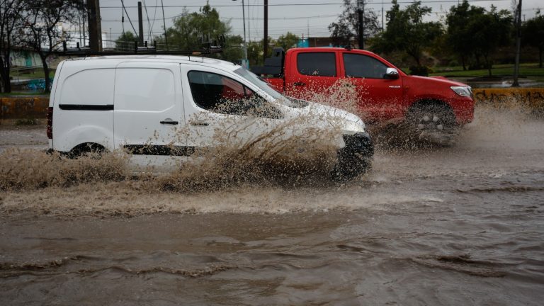 Intensas lluvias se acercan a Santiago: Sistema frontal va acompañado de un río atmosférico de categoría 4