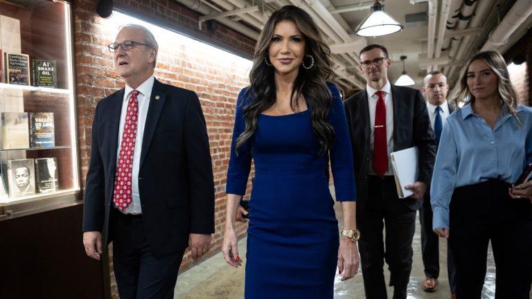 ¿Qué pasará con la Visa Waiver? Secretaria de Seguridad de Estados Unidos está en Chile por importantes reuniones