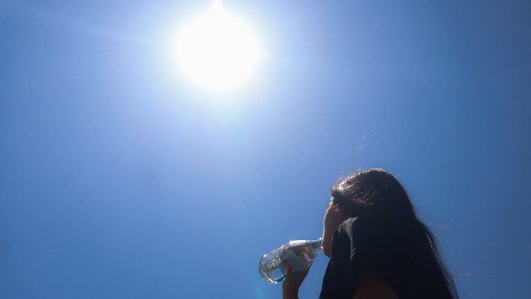Dirección Meteorológica emite aviso por altas temperaturas en seis regiones de Chile