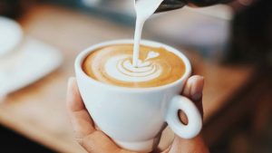 El error que cometemos al tomar café en ayunas y cómo afecta tu estómago más de lo que crees