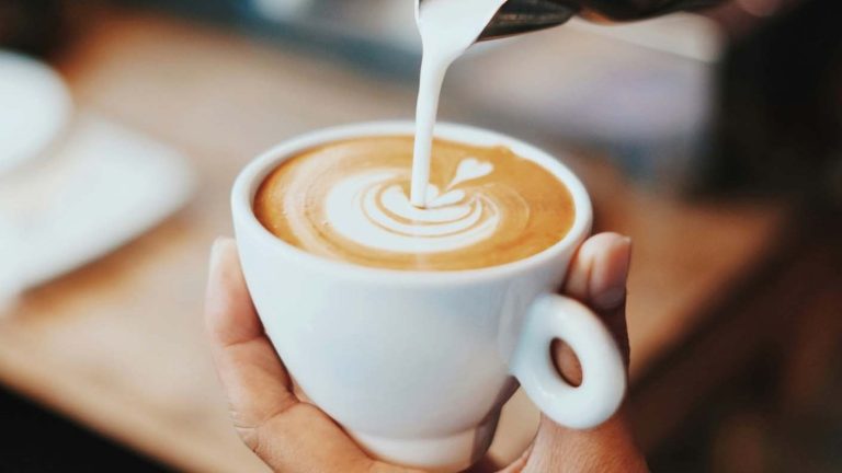 El error que cometemos al tomar café en ayunas y cómo afecta tu estómago más de lo que crees