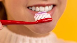 ¿Guardas tu cepillo en el baño? Los dentistas lo desaconsejan por esta razón