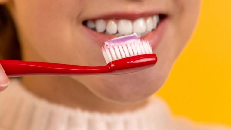 ¿Guardas tu cepillo en el baño? Los dentistas lo desaconsejan por esta razón