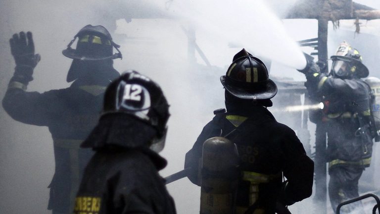 Tragedia familiar: Investigan violento incendio que dio muerte a abuela, hija y dos nietas en Pichilemu