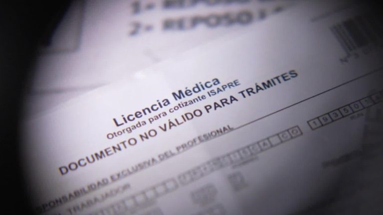 Casi 3 millones de trabajadores: Investigan salidas del país con licencias médicas en el sector privado
