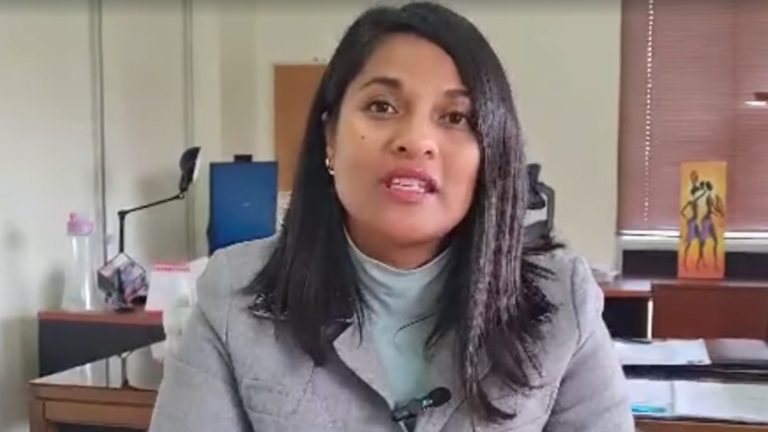 Delegada presidencial de Arica es trasladada a Santiago luego de complicaciones tras su parto