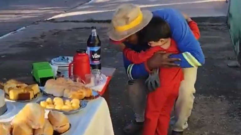 El viral del niño que festeja su cumpleaños con un grupo de recolectores de basura que causa furor en redes sociales