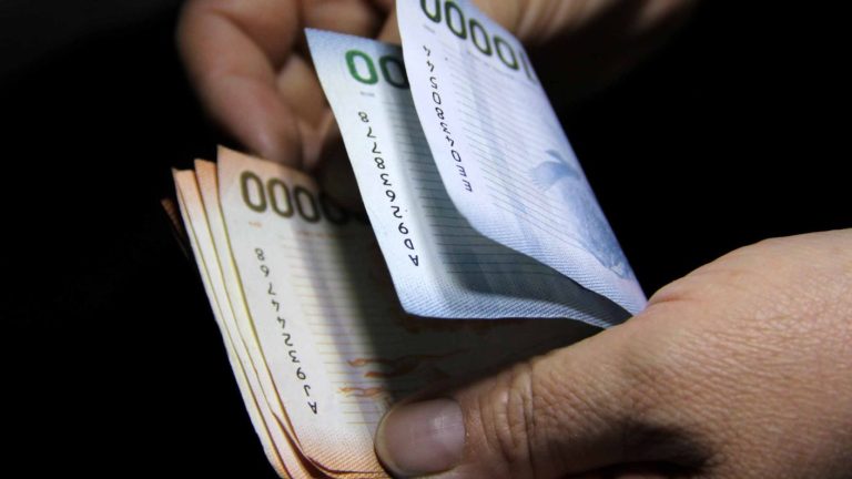 Cuáles son los otros bonos y aportes que suben producto del alza del sueldo mínimo