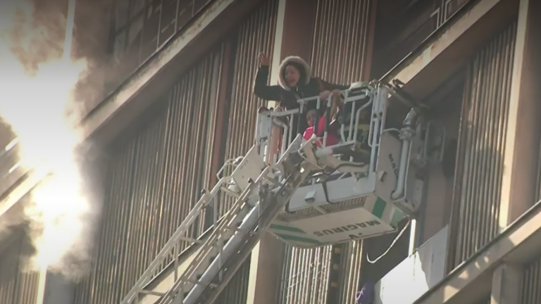 VIDEO | Dramático rescate de bombero en incendio de Santiago: escalera telescópica chocó con estructura de edificio