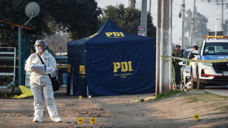 Uno de los muertos es un militar: Lo que se sabe del doble asesinato en cancha de fútbol de Colina